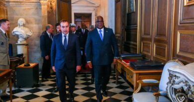 Paris : Tshisekedi visite l’École de guerre de Paris pour renforcer la coopération militaire entre la France et la RDC