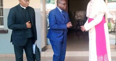 Kasaï : Tête-à-tête entre le gouverneur Crispin Mukendi et Célestin Tshitoko Mamba évêque de Diocèse de Luebo
