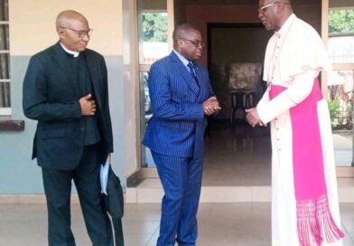 Kasaï : Tête-à-tête entre le gouverneur Crispin Mukendi et Célestin Tshitoko Mamba évêque de Diocèse de Luebo