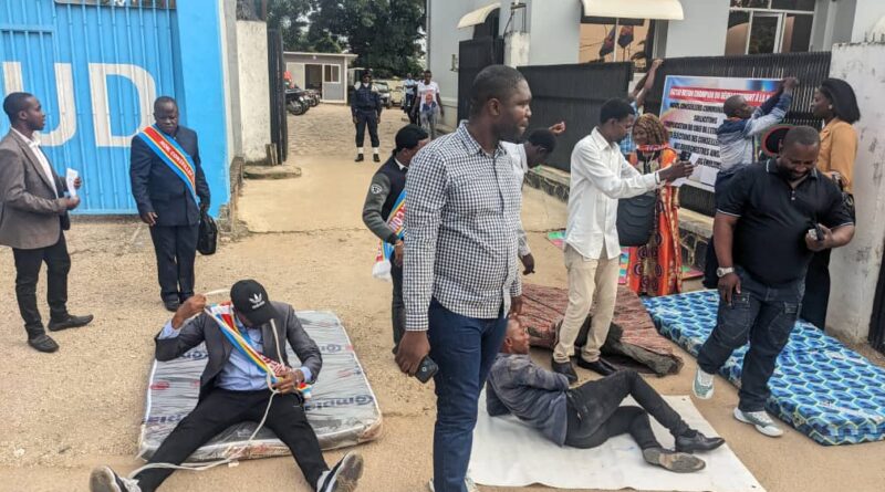 Kisangani : arrestation de trois conseillers communaux lors d’une manifestation devant le bureau du gouverneur, le collectif national dénonce la violation de la loi et exige leur libération