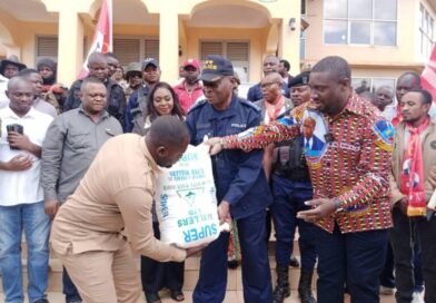 Butembo : le député Monyomo distribue des vivres et promet le retour de la paix