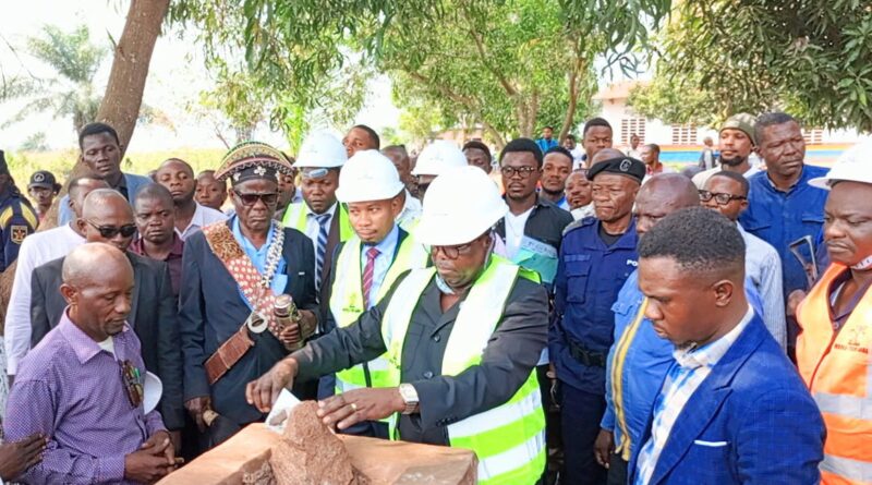 RDC : Le gouverneur Crispin Mukendi pose la première Pierre du projet de construction de l’ISC/Tshikapa