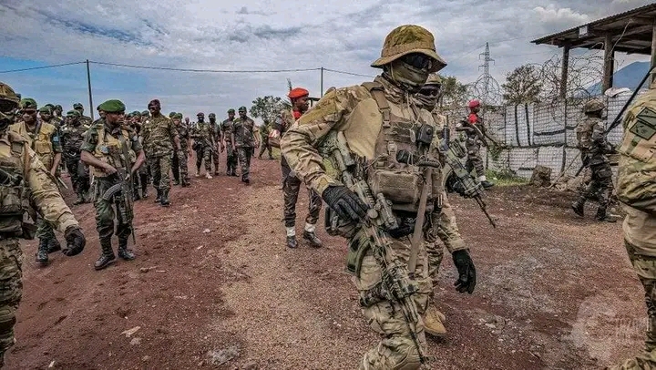 “15 jours de repas par mois pour les militaires” : les soldats crient famine, Francine Muyumba et Erick Mpinda crient au scandale