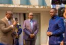 Amélioration de la mobilité : Teddy Lwamba remet des bus au personnel du secrétariat Général de son ministère
