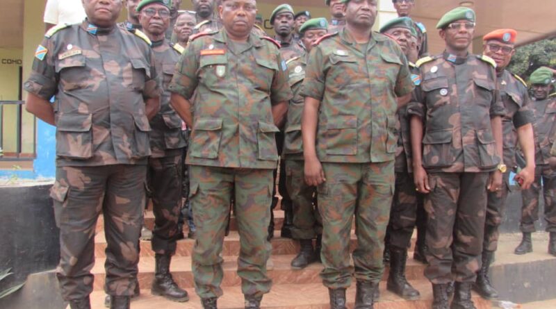 Sud-Kivu : à Uvira le nouveau commandant de 33 ème région militaire, le général de Brigade Mwaku Mbuluku Daniel a visité l’État Major du secteur des opérations Sokola 2 SUD pour évaluer la situation de cette zone opérationnelle