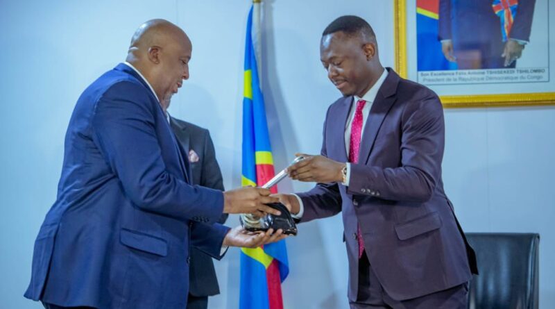 Remise et reprise au ministère des Ressources hydrauliques et de l’Électricité : Le ministre sortant, Teddy Lwamba, a exprimé ses vœux de succès à son successeur, l’encourageant à poursuivre les réformes en cours.