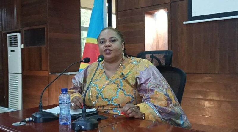 Kinshasa : l’Ex Ministre, Catherine Kathungu Furaha exhorte les jeunes à cultiver le travail bien fait lors d’une conférence sur la Paix