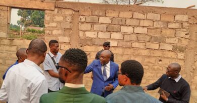Masi-Manimba : à l’hôpital Général de Référence, le Prof Paul Luwansangu inspecte l’état d’avancement des travaux de construction d’une salle moderne d’hospitalisation, qu’il finance personnellement