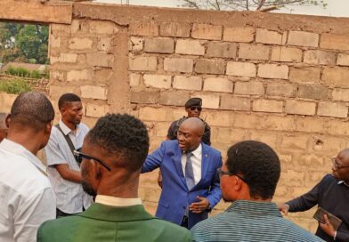 Masi-Manimba : à l’hôpital Général de Référence, le Prof Paul Luwansangu inspecte l’état d’avancement des travaux de construction d’une salle moderne d’hospitalisation, qu’il finance personnellement