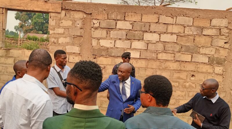 Masi-Manimba : à l’hôpital Général de Référence, le Prof Paul Luwansangu inspecte l’état d’avancement des travaux de construction d’une salle moderne d’hospitalisation, qu’il finance personnellement