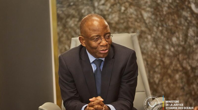 RDC :  Le Ministre d’etat en charge de la justice et garde des sceaux Guillaume Ngefa Atondoko Andali a accordé plusieurs audiences dans son cabinet de travail