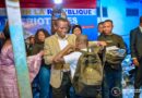 Eliezer Ntambwe offre des kits aux enfants de parents vivant avec handicap