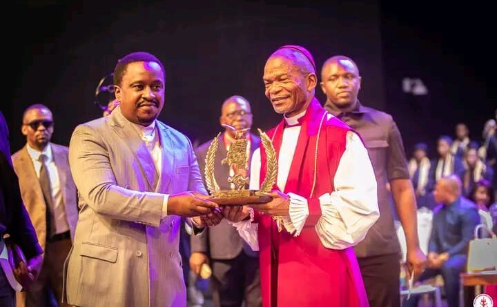 Appel à l’unité nationale : Benjamin Sekimonyo salue l’investiture de l’Archevêque Ejiba Ya Mapia, voix d’unité et de réconciliation, à la tête de l’Église de Réveil du Congo