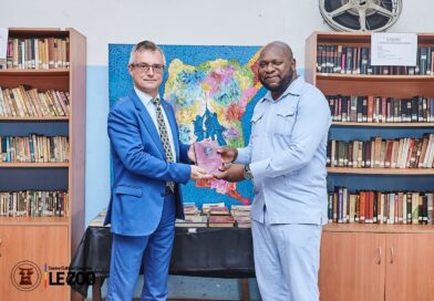 Diplomatie culturelle : l’Ukraine renforce sa coopération avec la RDC à travers un don d’ouvrages au Centre culturel congolais Le Zoo