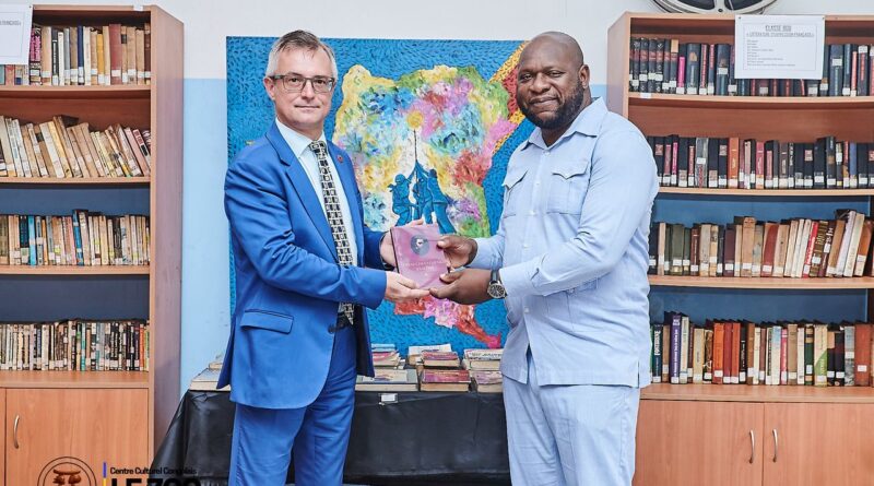 Diplomatie culturelle : l’Ukraine renforce sa coopération avec la RDC à travers un don d’ouvrages au Centre culturel congolais Le Zoo