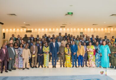 Fonction Publique : Les Secrétaires Généraux, Inspecteurs Généraux et Directeurs Généraux de l’Administration publique signent un pacte de responsabilité historique devant le VPM Lihau Fonction Publique : Les Secrétaires Généraux, Inspecteurs Généraux et Directeurs Généraux de l’Administration publique signent un pacte de responsabilité historique devant le VPM Lihau