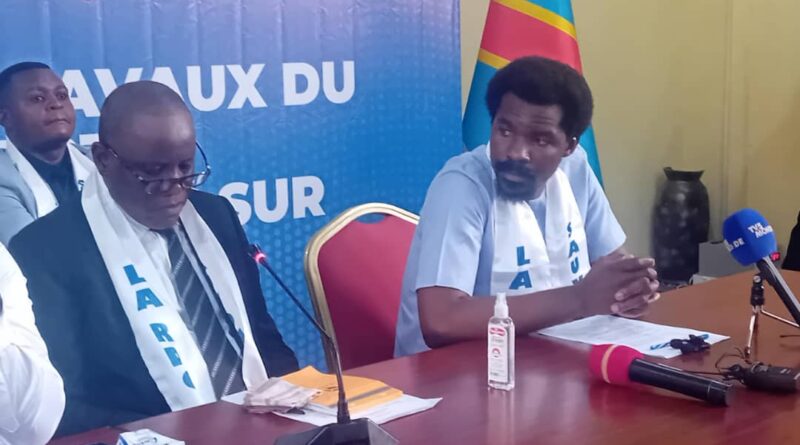 Éventuel 3e mandat de Tshisekedi :  » Après 32 ans de dictature…la RDC n&rsquo;acceptera plus jamais une nouvelle dictature ni la personnification du pouvoir  » (Michel Mwika)