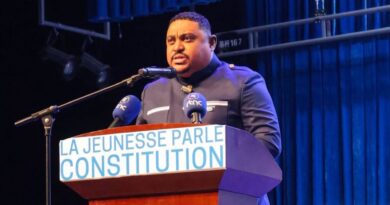 Constitution de la RDC : « Cette Loi fondamentale est très loin d’être parfaite » [Serge Etinkum au lancement de sa Campagne La jeunesse parle Constitution]