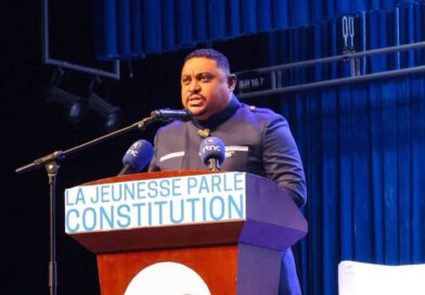 Constitution de la RDC : « Cette Loi fondamentale est très loin d’être parfaite » [Serge Etinkum au lancement de sa Campagne La jeunesse parle Constitution]
