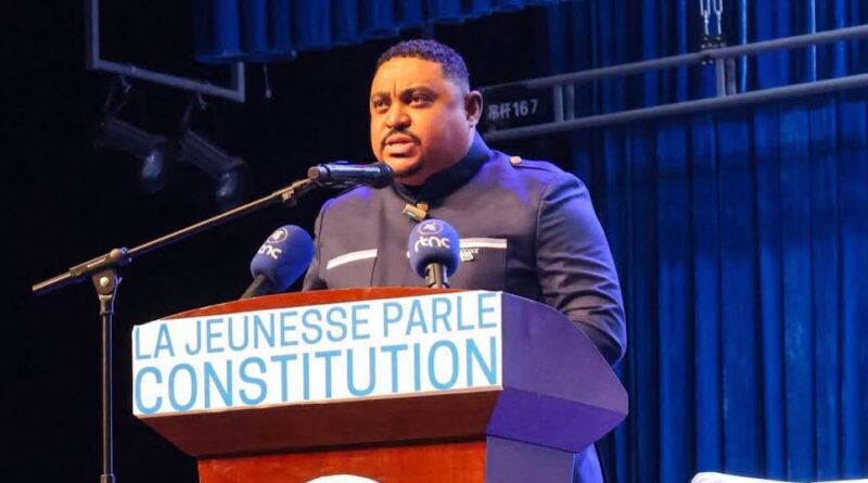 Constitution de la RDC : « Cette Loi fondamentale est très loin d’être parfaite » [Serge Etinkum au lancement de sa Campagne La jeunesse parle Constitution]