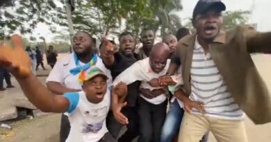 Kinshasa : la manifestation contre le référendum dégénère, Fayulu blessé et plusieurs sièges de l’opposition attaqués