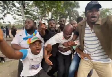 Kinshasa : la manifestation contre le référendum dégénère, Fayulu blessé et plusieurs sièges de l’opposition attaqués