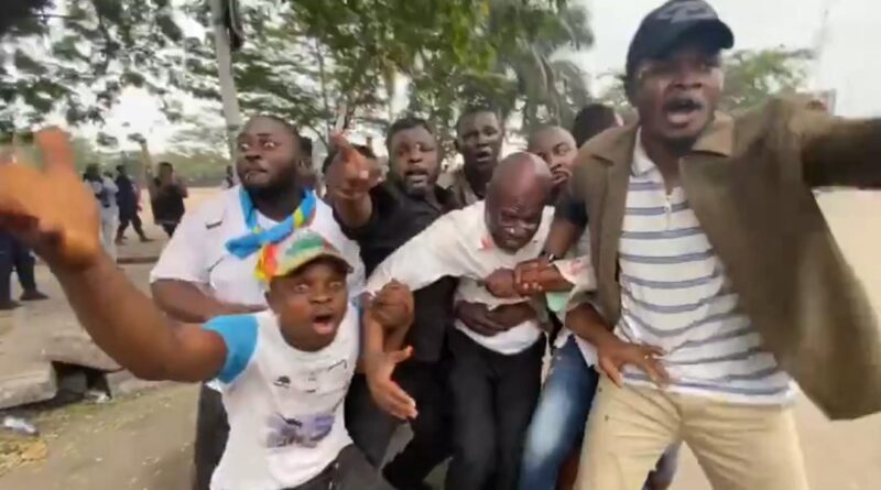 Kinshasa : la manifestation contre le référendum dégénère, Fayulu blessé et plusieurs sièges de l’opposition attaqués